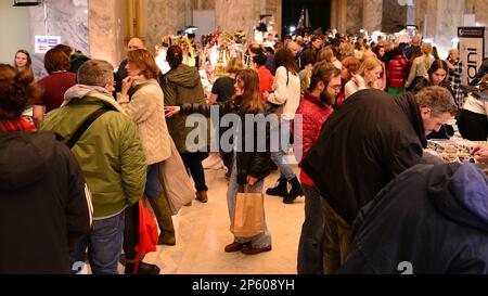Varsovie, Pologne. 5 mars 2023. Exposition minérale de Varsovie 2023. Les gens regardent et achètent des choses aux stands. Banque D'Images