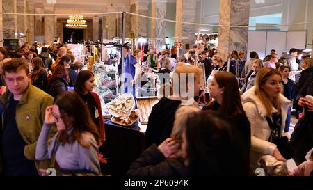 Varsovie, Pologne. 5 mars 2023. Exposition minérale de Varsovie 2023. Les gens regardent et achètent des choses aux stands. Banque D'Images
