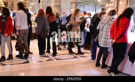 Varsovie, Pologne. 5 mars 2023. Exposition minérale de Varsovie 2023. Les gens regardent et achètent des choses aux stands. Banque D'Images