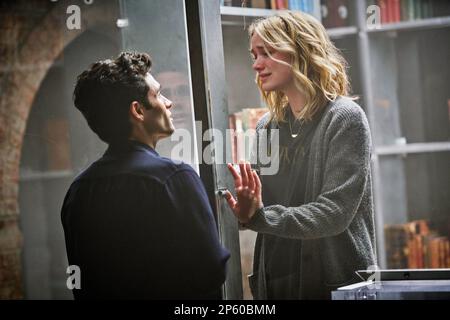 Votre émission télévisée Penn Badgley et Elizabeth Lail Banque D'Images