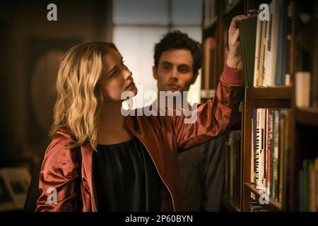 Vous Netflix Penn Badgley et Elizabeth Lail Banque D'Images