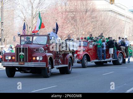 INDIANAPOLIS,IN,USA-MARS 17:personnes non identifiées célébrant la St Patrick sur les vieux camions de pompiers à la Parade. 17 mars 2009 à Indianapolis, INDIANA Banque D'Images