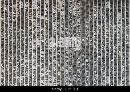 La texture de la grille du radiateur de l'ancienne automobile comme arrière-plan ferme la vue supérieure. Équipement de refroidissement du moteur utilisé pour abaisser la température du mécanisme Banque D'Images