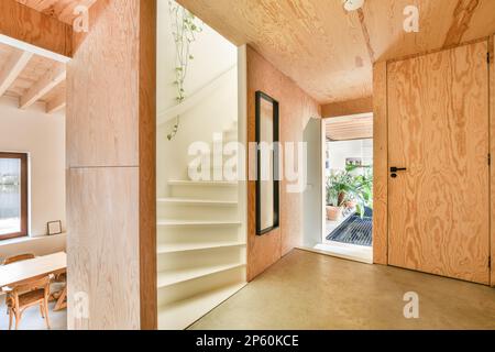 l'intérieur d'une maison qui est faite de bois de plywood et a été utilisé comme bureau Banque D'Images