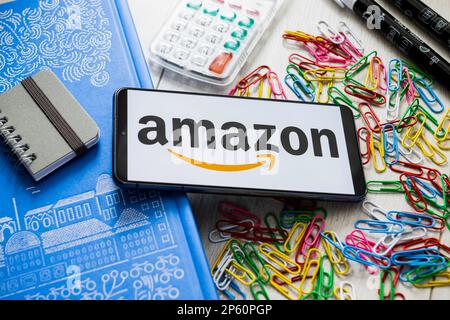 Pologne. 07th mars 2023. Sur cette photo, un logo Amazon apparaît sur un smartphone. Crédit : SOPA Images Limited/Alamy Live News Banque D'Images