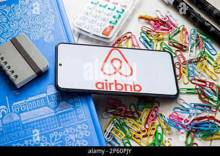 Pologne. 07th mars 2023. Sur cette photo, un logo Airbnb apparaît sur un smartphone. Crédit : SOPA Images Limited/Alamy Live News Banque D'Images