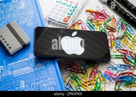 Pologne. 07th mars 2023. Dans cette illustration, un logo Apple apparaît sur un smartphone. Crédit : SOPA Images Limited/Alamy Live News Banque D'Images