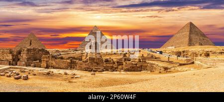 Vue sur le Grand Sphinx par le complexe de la Pyramide d'Egypte, Gizeh Banque D'Images