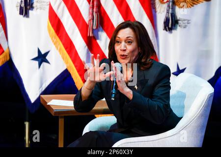 Denver, Colorado, États-Unis. 6th mars 2023. Kamala Harris, vice-présidente des États-Unis, s'exprime lundi au Arvada Center for Performing Arts de Denver, Colorado, États-Unis, 6 mars, 2023. Harris a discuté des investissements de l'administration Biden pour lutter contre le changement climatique et des efforts pour construire une nouvelle économie d'énergie propre. Crédit: Michael Ciaglo/Pool via CNP/dpa/Alay Live News Banque D'Images