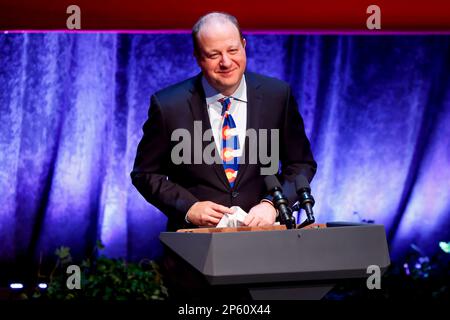 Arvada, Colorado, États-Unis. 6th mars 2023. Le gouverneur Jared Polis (démocrate du Colorado), s'exprime devant le vice-président des États-Unis, Kamala Harris, au Centre Arvada pour les arts de la scène, à Arvada, Colorado, États-Unis, lundi, 6 mars, 2023. Harris a discuté des investissements de l'administration Biden pour lutter contre le changement climatique et des efforts pour construire une nouvelle économie d'énergie propre. Crédit: Michael Ciaglo/Pool via CNP/dpa/Alay Live News Banque D'Images