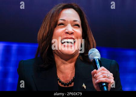 Denver, Colorado, États-Unis. 6th mars 2023. Kamala Harris, vice-présidente des États-Unis, s'exprime lundi au Arvada Center for Performing Arts de Denver, Colorado, États-Unis, 6 mars, 2023. Harris a discuté des investissements de l'administration Biden pour lutter contre le changement climatique et des efforts pour construire une nouvelle économie d'énergie propre. Crédit: Michael Ciaglo/Pool via CNP/dpa/Alay Live News Banque D'Images