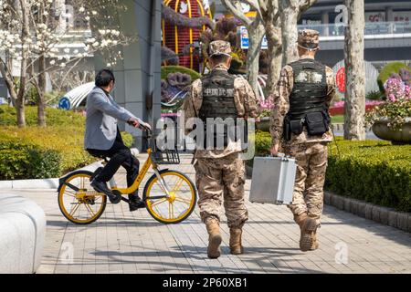 SHANGHAI, CHINE - 7 MARS 2023 - deux policiers chinois armés patrouillent la rue Lujiazui à Shanghai, Chine, le 7 mars 2023. Banque D'Images