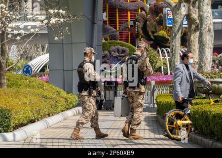 SHANGHAI, CHINE - 7 MARS 2023 - deux policiers chinois armés patrouillent la rue Lujiazui à Shanghai, Chine, le 7 mars 2023. Banque D'Images