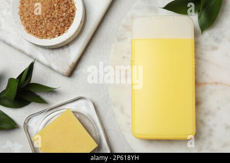 Bouteille de gel douche, de savon et de sel de mer sur une table lumineuse Banque D'Images