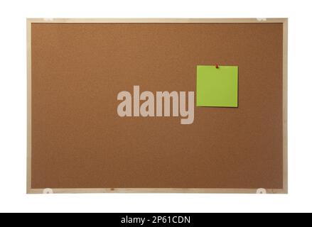 Note vide épinglée au panneau en liège sur fond blanc Banque D'Images