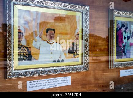 Photographies de propagande du dirigeant nord-coréen Kim Jong-un en dehors de l'ambassade de la République démocratique de Corée (RPDC) à Phnom Penh, au Cambodge. Banque D'Images