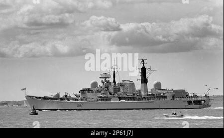 HMS Edinburgh (D97) destructeur de type 42 (lot 3) de la Marine royale quittant le port de Portsmouth à l'occasion du débarquement du 50th juin 1994. Banque D'Images