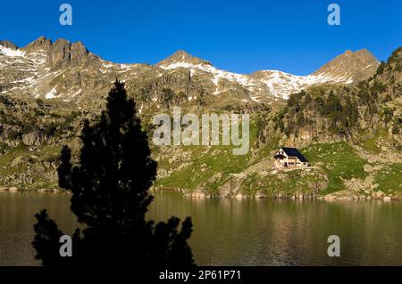 Grand lac de Colomèrs, cirque de Colomèrs, Vallée d'Aran, Aigüestortes et Parc National d'Estany de Sant Maurici, Pyrénées, province de Lleida, Catalogne, Espagne. Banque D'Images