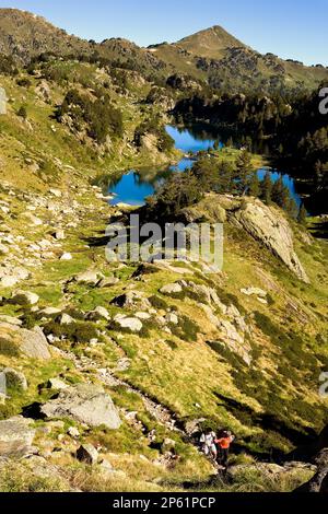 Les voyageurs, dans les lacs Backgrond Redon et long, le cirque Colomèrs, la Vallée d'Aran, les Aigüestortes et le Parc National Estany de Sant Maurici, les Pyrénées, Lleida provin Banque D'Images