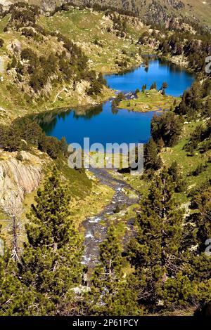 Lacs Redon et long, cirque de Colomèrs, Vallée d'Aran, Aigüestortes et Parc National Estany de Sant Maurici, Pyrénées, province de Lleida, Catalogne, Espagne. Banque D'Images