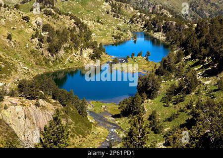 Lacs Redon et long, cirque de Colomèrs, Vallée d'Aran, Aigüestortes et Parc National Estany de Sant Maurici, Pyrénées, province de Lleida, Catalogne, Espagne. Banque D'Images