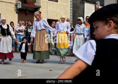 Les.danses typiques dans la fête de Haro ( tronc de sapin d'environ 11 mètres de longueur).Quilhada. Six jours après avoir brûlé le Haro, encore une fois les citoyens Banque D'Images