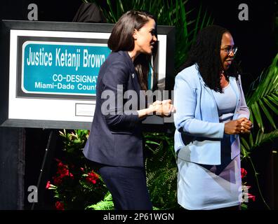 CUTLER BAY, FLORIDE - 06 MARS : Le juge associé de la Cour suprême des États-Unis Ketanji Brown Jackson et la commissaire de Miami-Dade Danielle Cohen Higgins (L) se tiennent devant un panneau de rue nommé d'après le juge Ketanji Brown lors d'une cérémonie de changement de nom de rue pour elle dans le comté de Miami-Dade au Centre des arts culturels Dennis C Moss sur 06 mars, 2023 à Cutler Bay, Floride. Le juge associé Jackson est la première femme noire à siéger à la Cour suprême des États-Unis et la première juge de la Cour suprême du comté de Miami-Dade. La rue est située dans le sud du comté de Dade où le juge Brown Jackson a grandi. (Pho Banque D'Images