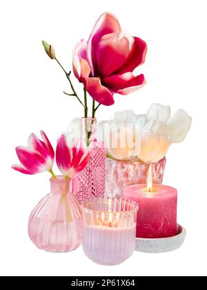 Décoration de printemps avec magnolia, tulipes et bougies isolées sur fond blanc Banque D'Images