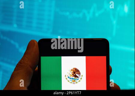 Chine. 15th févr. 2023. Dans cette illustration, le drapeau mexicain est affiché sur un smartphone avec un graphique de l'indice boursier économique en arrière-plan. (Credit image: © Budrul Chukrut/SOPA Images via ZUMA Press Wire) USAGE ÉDITORIAL SEULEMENT! Non destiné À un usage commercial ! Banque D'Images