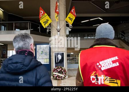 Paris, France. 07th mars 2023. Assemblée générale des cheminots à la gare Montparnasse, lors de la grève nationale de 6th contre la refonte des pensions du gouvernement, à Paris, Francve, sur 07 mars 2023. Le dirigeant du syndicat français de la CGT sur 07 mars 2023 a exhorté tous les travailleurs à participer à des grèves des retraites qui ont paralysé les transports publics au cours du mois dernier. Photo de Pierrick Villette/ABACAPRESS.COM crédit: Abaca Press/Alay Live News Banque D'Images