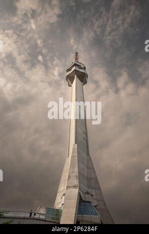 Photo de la tour Avala vue d'en dessous. La tour Avala est une tour de télécommunications de 204,68 m de haut située sur le mont Avala, à Belgrade, en Serbie. Banque D'Images