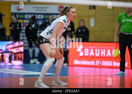Neuwied, Allemagne. 4th mars 2023. Laura Kuenzler (14 Stuttgart) lors de la phase d'entretien du 1. Volley Bundesliga Frauen match entre VC Neuwied Banque D'Images
