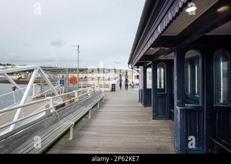 Vue depuis la jetée de Beaumaris en direction de la ville. Un lieu de vacances populaire sur la côte d'Anglesey, au nord du pays de Galles. Banque D'Images