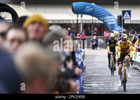 Follonica, Italie, 07 mars 2023. Wout van Aert de l'équipe Jumbo-Visma photographié au début de la deuxième étape de la course cycliste de Tirreno-Adriatico, de Camaiore à Follonica, Italie (209 km), mardi 07 mars 2023. BELGA PHOTO DIRK WAEM Banque D'Images