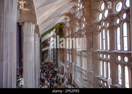 Intérieur de la basilique Sagrada Familia,allée, Barcelone, Catalogne, Espagne Banque D'Images