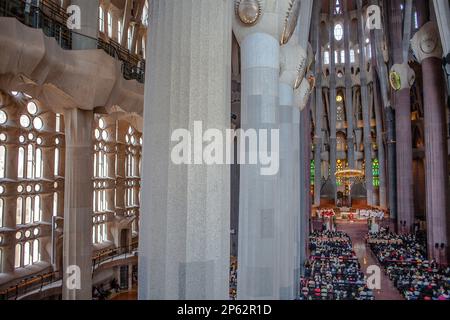 L'intérieur de la masse,basilique Sagrada Familia,nef et allée, Barcelone, Catalogne, Espagne Banque D'Images