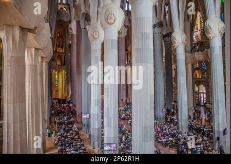 L'intérieur de la masse,basilique Sagrada Familia,nef, Barcelone, Catalogne, Espagne Banque D'Images