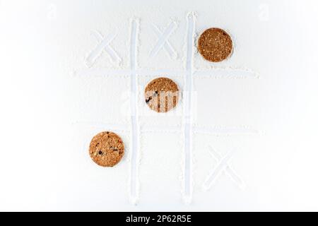 Jeu TIC-tac-TOE avec biscuits et farine Banque D'Images