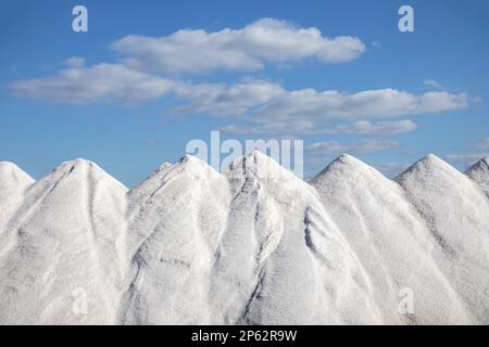 Des piles de sel à l'étang d'évaporation de sel de Salinas de s'Avill à Colonia de Sant Jordi, Majorque, Majorque, Iles Baléares, Espagne, Europe Banque D'Images