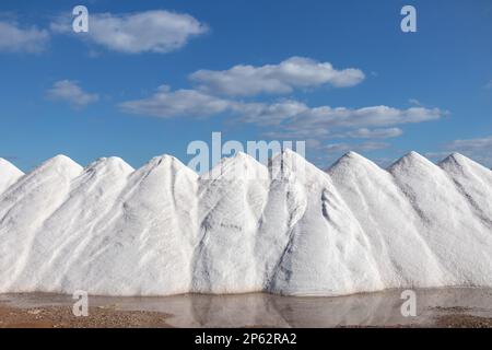 Des piles de sel à l'étang d'évaporation de sel de Salinas de s'Avill à Colonia de Sant Jordi, Majorque, Majorque, Iles Baléares, Espagne, Europe Banque D'Images