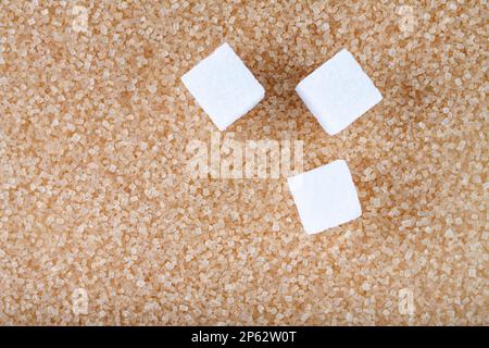 Fond macro de sucre brun des cristaux et des cubes de sucre blanc Banque D'Images