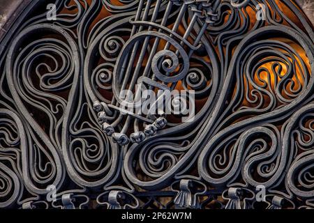 Détail au-dessus de la porte principale du Palau Guell conçu par Gaudi à Barcelone, Catalogne, Espagne. Banque D'Images