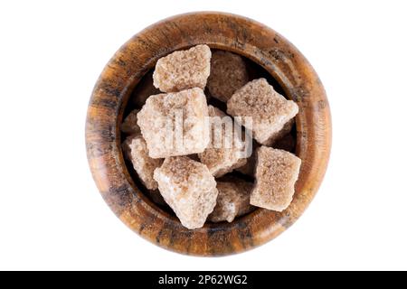 Bol en bois avec cubes de sucre brun isolé sur fond blanc Banque D'Images