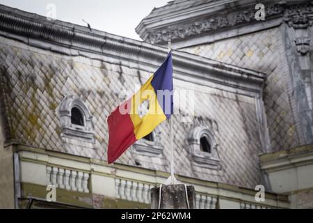 Photo d'un drapeau roumain volant dans les airs à Timisoara, la capitale de la Roumanie. Le drapeau national de la Roumanie est tricolore avec une bande verticale Banque D'Images