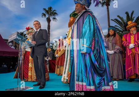 Xavier Trias, maire de Barcelone qui reçoit les Mages, le soir avant le jour de l'MagiÂ,port de Barcelone, Barcelone, Catalogne, Espagne Banque D'Images