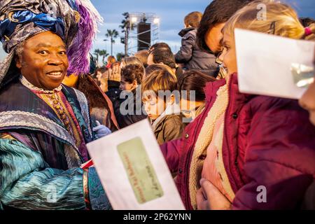 Les personnes qui reçoivent les Mages, le soir avant le jour de l'MagiÂ,port de Barcelone, Barcelone, Catalogne, Espagne Banque D'Images