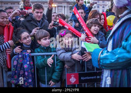 Les personnes qui reçoivent les Mages, le soir avant le jour de l'MagiÂ,port de Barcelone, Barcelone, Catalogne, Espagne Banque D'Images