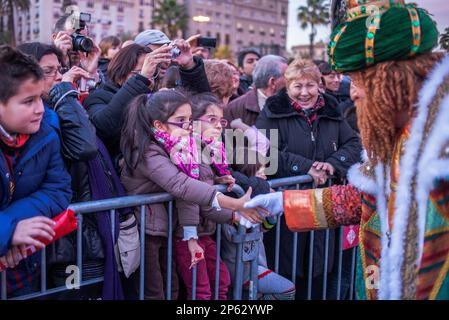 Les personnes qui reçoivent les Mages, le soir avant le jour de l'MagiÂ,port de Barcelone, Barcelone, Catalogne, Espagne Banque D'Images