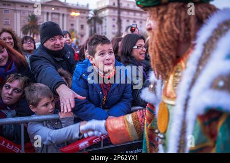 Les personnes qui reçoivent les Mages, le soir avant le jour de l'MagiÂ,port de Barcelone, Barcelone, Catalogne, Espagne Banque D'Images