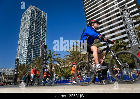 Barcelone: Gens à vélo dans le Passeig Maritim du port d'Olimpic Banque D'Images